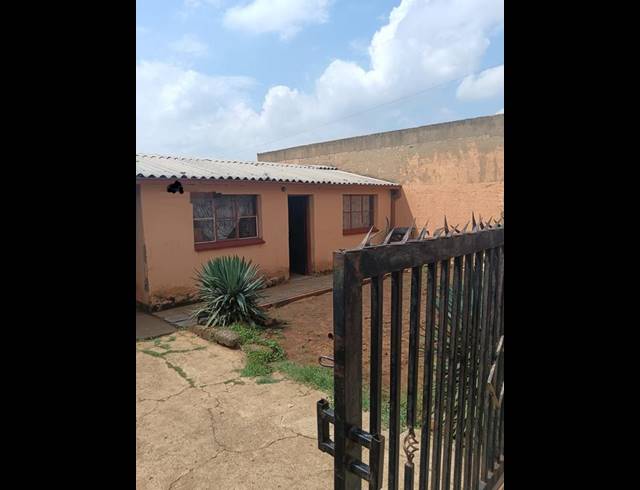 2 BEDROOM HOUSE FOR SALE IN MOFOLO CENTRAL